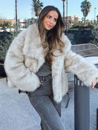 Isla - Elegant and warm faux fur coat