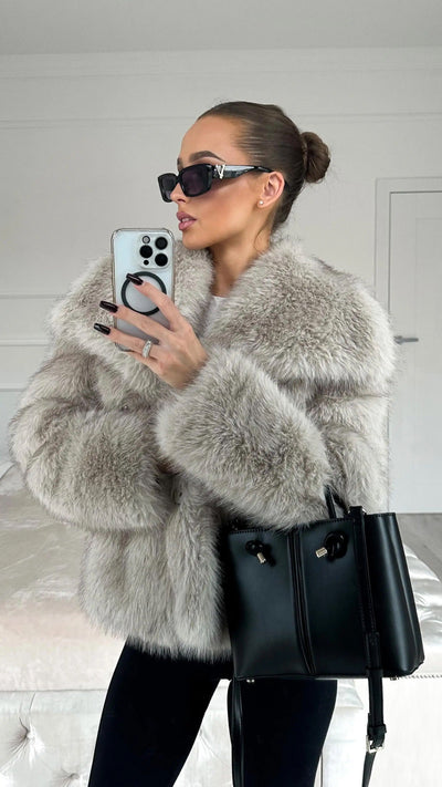 Isla - Elegant and warm faux fur coat