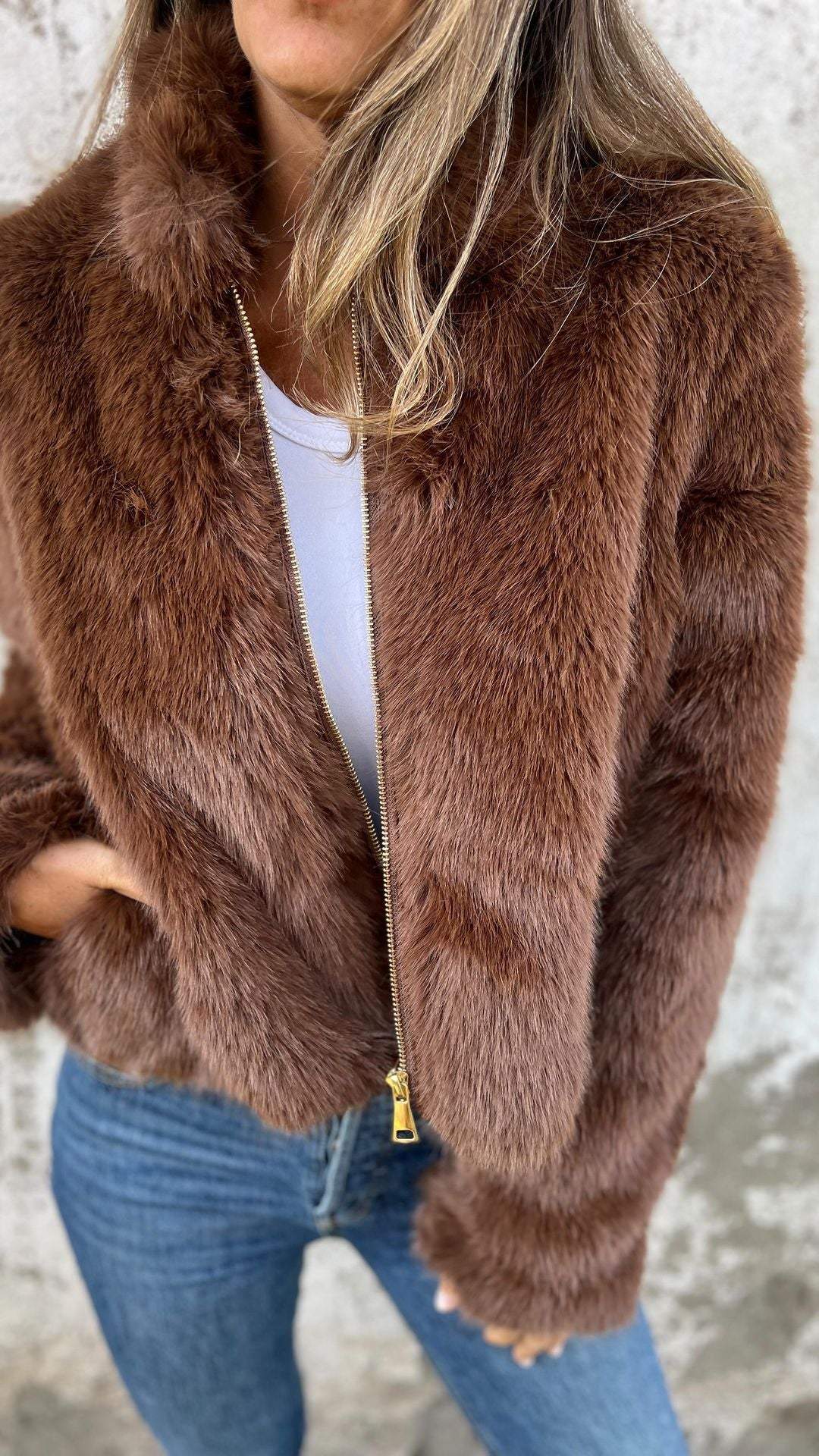 Sarah - Luxurious and Soft Faux Fur Jacket